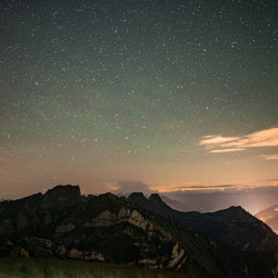 Sternenhimmel über einer Bergkette, Biwak am Chäserrugg