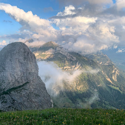 Felsgipfel über Wolken und grünen Hängen, Biwak am Chäserrugg