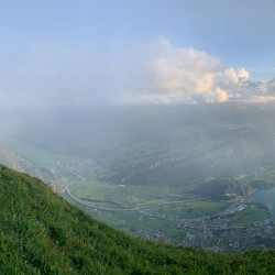 Gruppe auf einem Grasrücken über dem Tal, Biwak am Chäserrugg