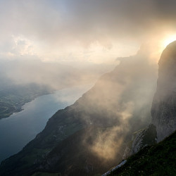Nebelschwaden über dem Walensee im Gegenlicht, Biwak am Chäserrugg