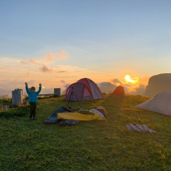 Zeltlager auf einer Wiese im Sonnenuntergang, Biwak am Chäserrugg