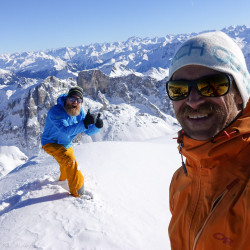 Selfie auf einem verschneiten Gipfel mit Skitourengänger, Der Snowboarder