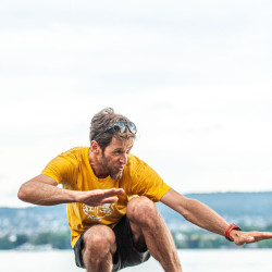 Mann trainiert auf einem Balance-Board am See, Jahresrückblick 2024