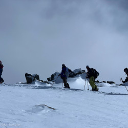 Skitourengruppe auf einem verschneiten Plateau, Jahresrückblick 2024
