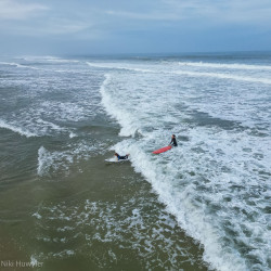 Surfer in den Wellen von oben, Jahresrückblick 2024