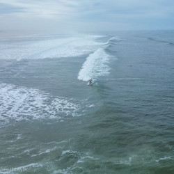 Surfer in einer Welle von oben, Jahresrückblick 2024