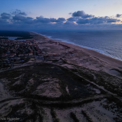 Luftaufnahme einer Küste mit Strand in der Dämmerung, Jahresrückblick 2024