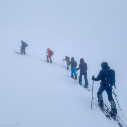 Skitourengruppe im Aufstieg im Nebel, Jahresrückblick 2024