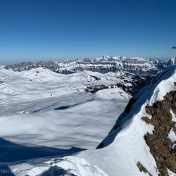 Gipfelkreuz auf einem verschneiten Grat, Jahresrückblick 2024