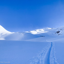 Aufstiegsspur durch eine weite Schneelandschaft, Jahresrückblick 2024