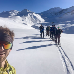 Selfie mit Skitourengruppe im Hintergrund, Jahresrückblick 2024