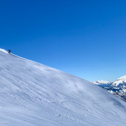 Skitourengänger auf einem steilen Schneehang, Jahresrückblick 2024