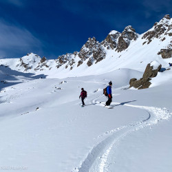 Zwei Skitourengänger unter Felsgipfeln, Jahresrückblick 2024