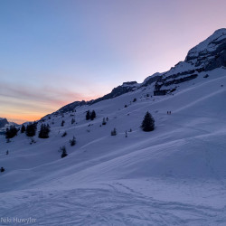 Verschneiter Hang mit Felsgipfel im Abendrot, Jahresrückblick 2024