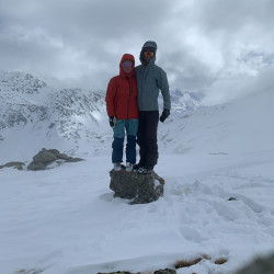 Zwei Personen auf einem Felsblock im Schnee, Jahresrückblick 2024