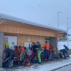 Gruppe unter einem Unterstand im Schneefall, Jahresrückblick 2024