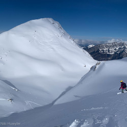 Snowboarder in einem weiten Schneehang, Jahresrückblick 2024