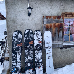 Snowboards an einer Hüttenwand, Jahresrückblick 2024