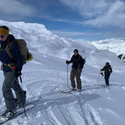 Splitboardgruppe im Aufstieg, Jahresrückblick 2024