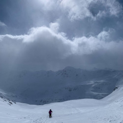 Skitourengänger im Gegenlicht unter Wolken, Jahresrückblick 2024