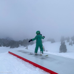 Kind auf dem Snowboard an einer Box im Snowpark, Jahresrückblick 2024