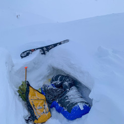 Schneehöhle mit Ausrüstung und Splitboard, Jahresrückblick 2024