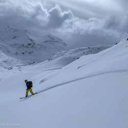 Snowboarder in einem weiten Hang unter Wolken, Jahresrückblick 2024