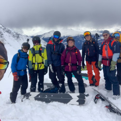 Gruppenselfie mit Snowboards im Schnee, Jahresrückblick 2024