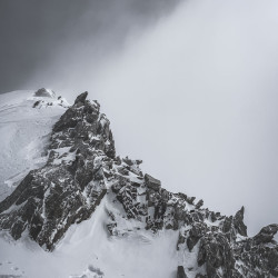 Verschneiter Felsgrat im Nebel, Jahresrückblick 2024
