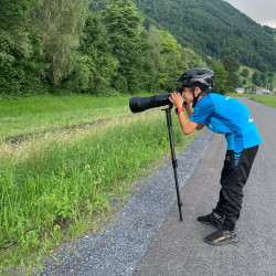Kind fotografiert mit Teleobjektiv auf einem Feldweg, Jahresrückblick 2024