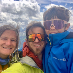 Familienselfie mit Sonnenbrillen vor Wolken, Jahresrückblick 2024