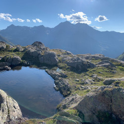 Kleiner Bergsee zwischen Felsen vor Bergen, Jahresrückblick 2024