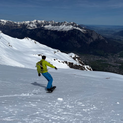 Snowboarder auf einem verschneiten Grat, Jahresrückblick 2024