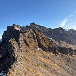 Herbstlicher Felsgrat unter blauem Himmel, Jahresrückblick 2024