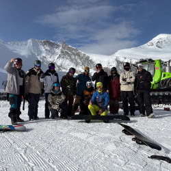 Gruppenfoto mit Snowboards im Skigebiet, Jahresrückblick 2024