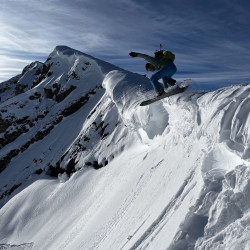 Snowboarder springt über eine Wechte, Jahresrückblick 2024