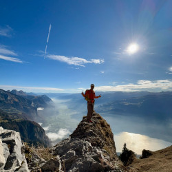 Person auf einem Felsgipfel über dem Nebel, Jahresrückblick 2024