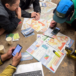 Tourenplanung mit Karten am Tisch, Jahresrückblick 2024