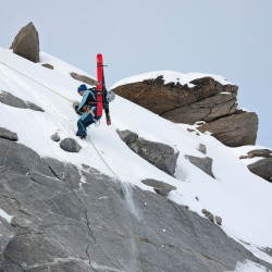 Bergsteiger mit Ski am Rucksack in steilem Felsgelände, Jahresrückblick 2024
