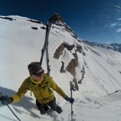 Splitboarder im Aufstieg im Gegenlicht, Jahresrückblick 2024