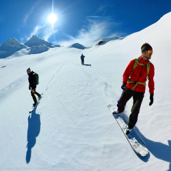 Splitboarder mit Board in der Hand auf einem Gletscher, Jahresrückblick 2024