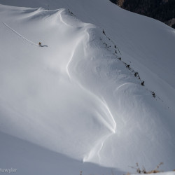 Aufstiegsspur einer Gruppe an einer Schneewechte, Jahresrückblick 2024