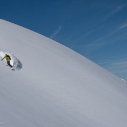 Snowboarder auf einer weiten Schneekuppe, Jahresrückblick 2024