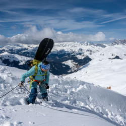 Splitboarder mit Board auf dem Rucksack am Seil, Jahresrückblick 2024