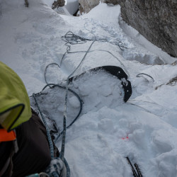 Seilsicherung in einem verschneiten Couloir, Jahresrückblick 2024