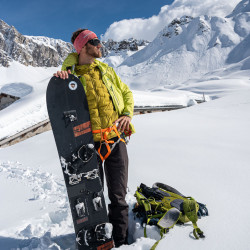 Splitboarder mit Board vor verschneiten Gipfeln, Jahresrückblick 2024
