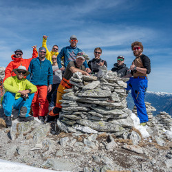 Gruppe auf einem Steinmann am Gipfel, Jahresrückblick 2024