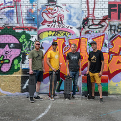 Gruppe vor einer Graffiti-Wand mit Skateboards, Jahresrückblick 2024