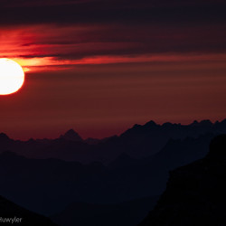 Rote Sonne beim Untergang über den Bergen, Jahresrückblick 2024