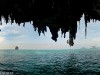 Felsdach mit Tropfsteinen über dem Meer beim Deep Water Soloing
